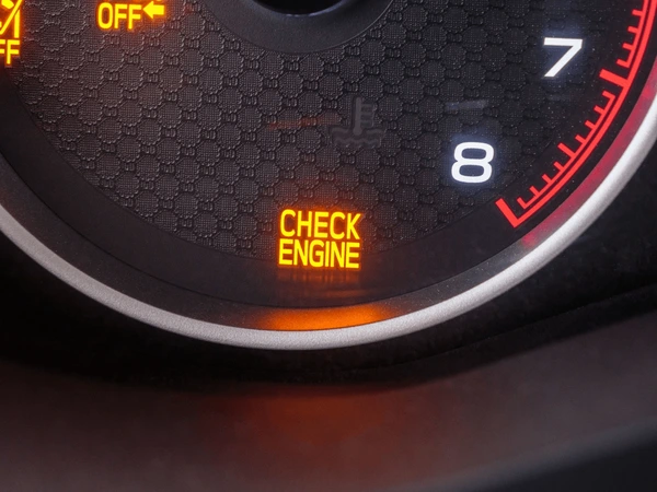 Voyant Check Engine allumé au tableau de bord d'une voiture